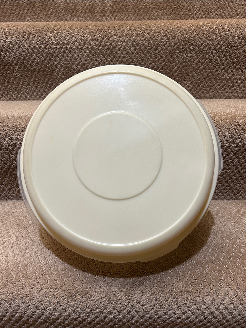 Vintage Rubbermaid round 5 22 cups servin saver almond lid EUC